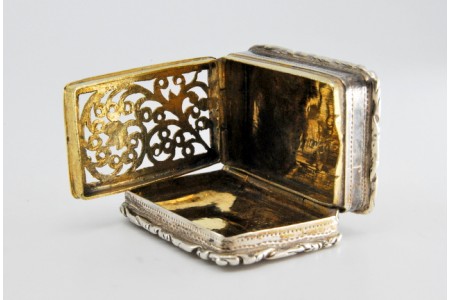 Caixa de Vinagrete em prata e ouro com frisos na tampa e envolvência do período de George IV.